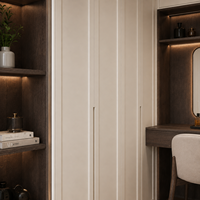 Armoire avec portes encadrées ivoire chaud, sections de présentation en bois fumé et meuble-lavabo