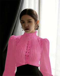 Chemisier plissé élégant à col montant et col rond avec dentelle fuchsia pour femme grande taille, manches lanternes, tenue formelle ou décontractée - Product Image 1