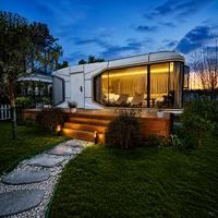 Maison capsule de luxe sur le versant de la colline avec mur panoramique en verre, maisonnette mobile préfabriquée moderne, pod modulaire pour hôtel-resort et cabane