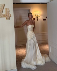 HL767 Abito <span class=keywords><strong>da</strong></span> Sposa di Lusso Senza Spalline, Senza Maniche, Aderente, Plissettato, Drappeggiato, Sexy con Spacco Frontale e Piume <span class=keywords><strong>per</strong></span> la Sposa - Product Image 1