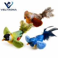 Jouet interactif couineur pour chat et chien, motif oiseau de dessin animé, avec queue en plumes véritables, corps en peluche et couineur interne - 3 couleurs, 16 cm