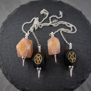 ลูกตุ้มหินเจ็ดจักระทำมือแกะสลักด้วยสัญลักษณ์ภาษาสันสกฤต เครื่องมือดาวซิงแบบพกพา งานฝีมือธีมพุทธศาสนา - Product Image 4