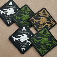 Étiquette de vêtement carrée en caoutchouc 3D avec motif d'avion et de drones, patch en PVC souple pour pilote