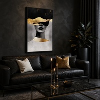 Tableau abstrait doré Moody Fragment avec femme, encadré en métal noir mat, idéal pour les projets de rénovation de boutiques et maisons d'hôtes
