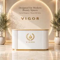 Table de réception de spa moderne, panneaux latéraux cannelés blancs et finition dorée, comptoir d'accueil élégant pour salon de beauté