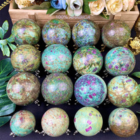 Vente en gros de sphères de cristal gravées en fuchsite rubis naturel, artisanat en cristal, sphère de rubis dans zoïsite pour la méditation