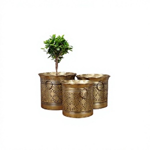 Planteur de Pot de fleur de trois tailles différentes fait à la main en laiton couleur or pour la décoration de jardin à la maison - Product Image 1