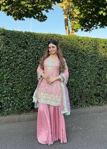 Conjunto de Salwar Kameez Rosa Bordado para Mujer, Vestido Étnico con Falda Plisada y Chal de Tela para Bodas y Fiestas - Product Image 2