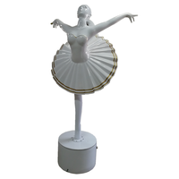 Sculpture de ballerine dansante dynamique en fibre de verre grandeur nature faite à la main