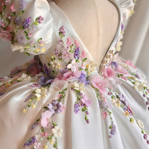 Abito da Bambina di Lusso Fatto a Mano su Misura con Maniche a Sbuffo e Perline Bianche, Elegante Vestito da Cerimonia con Ricami Floreali Fatti a Mano - Product Image 6