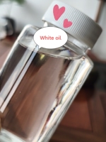 Huile de pétrolatum, huile minérale, principalement utilisée dans le domaine de la production cosmétique.