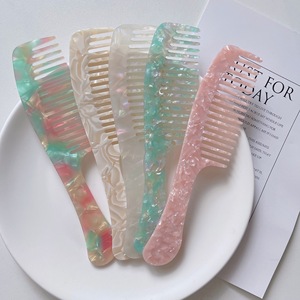 Ins <span class=keywords><strong>brosse</strong></span> à cheveux démêlante multicolore à dents larges en acétate de marbre peigne de coiffure à long manche peigne à cheveux antistatique cadeau pour <span class=keywords><strong>elle</strong></span> - Product Image 3