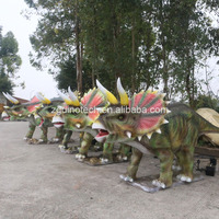 Modèles de groupes de Triceratops animatroniques pour parcs extérieurs ou expositions de dinosaures réalistes grandeur nature comme attraction décorée