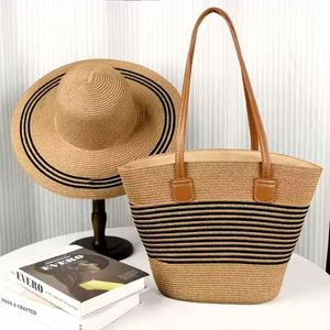 Sac de plage rayé pour femme, ensemble 2 pièces : sac fourre-tout et chapeau de paille de luxe tissé, idéal pour les vacances – Nouvelle collection très tendance - Product Image 1