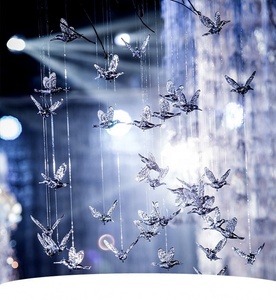 X4014 Décorations suspendues de plafond en métal acrylique avec des oiseaux en cristal de luxe parfait pour les mariages - Product Image 4