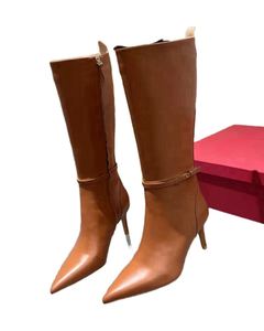 Colección Invierno 2024: Botas Altas de Cuero Genuino para Mujer con Hebilla Decorativa y Punta Puntiaguda Estilo Valentino - Product Image 1