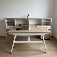 Poste de travail moderne pour 2 personnes en forme de L avec bureau double et bibliothèque de rangement