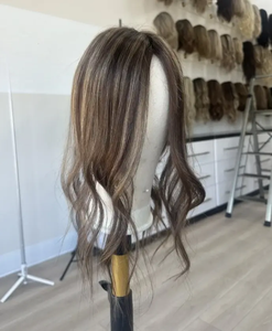 Topper respirant <span class=keywords><strong>en</strong></span> mono avec cheveux européens de qualité supérieure, alignés sur les cuticules, entièrement noués à la main, avec mèches caramel dimensionnelles, pour femmes souffrant de perte de cheveux - Product Image 1