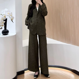 Completo Miyake Plissettato da Donna: <span class=keywords><strong>Blazer</strong></span> Ampio e Pantaloni a Gamba Larga, Ricamato, Effetto Snellente, Drappeggiato, Sensazione di Alta Qualità, Tinta Unita, Casual, in Poliestere, Lungo - Product Image 1