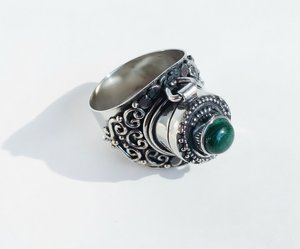 Anillo de Cóctel Vintage de Plata 925 con Bisel de Piedra Natural Verde, Unisex, para Uso Diario - Product Image 1