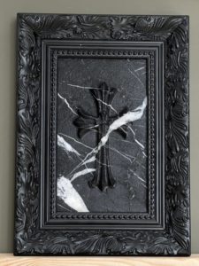 Classica Incisione a Croce in Marmo <span class=keywords><strong>Nero</strong></span> Calacatta Antico per Hotel, Gallerie, Musei e Arredamento Domestico - Product Image 1