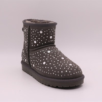 Bottines courtes en cuir de vache noir avec doublure en fourrure et rivets sur toute la surface