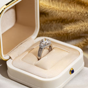 แหวนหมั้นเพชรเม็ดกลมสามแถว 18K ทองคำแท้ รุ่น MSR-1681 จาก Messi Jewelry - Product Image 2