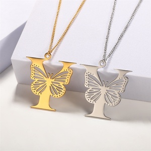 สร้อยคอจี้ตัวอักษรพร้อมจี้รูปผีเสื้อสีทองแบบกำหนดเองได้ - Product Image 4