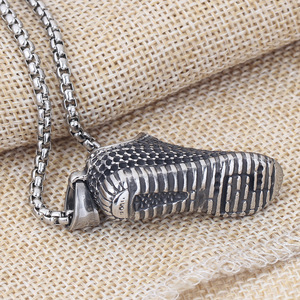 Collar con colgante de zapatilla de correr de acero inoxidable para hombres y mujeres, regalo de joyería de moda con cadena de color plateado - Product Image 3