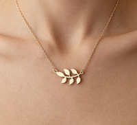 Collier pendentif branche de feuille délicate en acier inoxydable 316L plaqué or 18 carats, bijou minimaliste pour femme, idéal pour le quotidien et comme cadeau