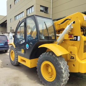 Montacargas Compacto JCB 535 con Motor Diésel, Tracción 4x4, Mástil de Dos Etapas, Cabina Cerrada Amarilla con Cucharón, Neumáticos Todoterreno - Product Image 2