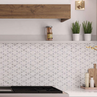 Mosaïque murale moderne de forme irrégulière en marbre blanc de qualité supérieure, provenant d'Italie (Bianco Carrera, Venato, Carrara) et de Grèce (Thassos).