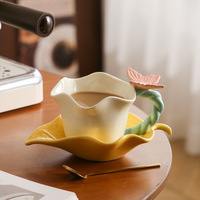 Ensemble tasse et soucoupe en céramique de luxe portable, à motif floral et papillon, de grande valeur esthétique, avec cuillère, délicat et mignon, pour couple
