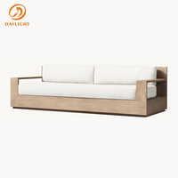 Ensemble de canapés d'extérieur gris foncé moderne, coussins en tissu blanc avec table de foyer carrée, mobilier de patio pour villa et jardin