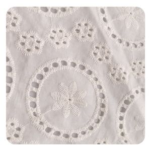 ผ้าปักลายฉลุสีขาว 100% ผ้าฝ้าย งานปักละเอียดอ่อน สำหรับตัดเย็บเสื้อผ้า ขายดี - Product Image 1