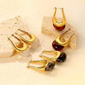 ต่างหูห่วงเรียบง่ายสไตล์มินิมอล รูปทรงเรขาคณิต สีสันสดใส ทำจากเรซิ่นและสแตนเลสสตีล ชุบทอง 18K PVD สำหรับผู้หญิง - Product Image 6