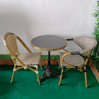 Chaises de bistrot modernes en rotin français avec structure en bois, confortables et portables, pour usage extérieur en café et restaurant