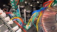 CD-2.888 Profesyonel Yüksek Güçlü Amfi 2 Kanal 8 Ohm 1600W Sahne Kullanımı Metal Gövde Dayanıklı ve Taşınabilir 12/15/18 inç Uyumlu