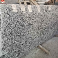 Grande dalle de granit gris poli effet vague de mer, design moderne de luxe, écologique, pour cuisine et salon