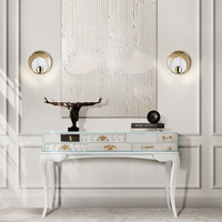 Table console élégante en acajou, intérieurs modernes de luxe, laque blanche, verre gris, poignées en laiton et tiroirs artisanaux
