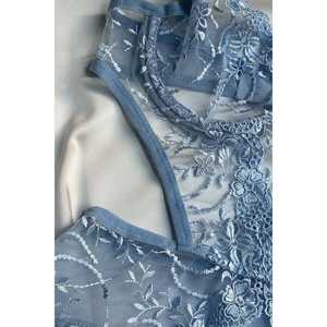 Combinaison en nylon bleue avec motif imprimé et détails en dentelle, longueur au-dessus du genou - Product Image 1