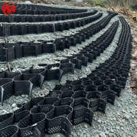 Текстурированный высокопрочный геосетчатый мат из HDPE толщиной 1,6 мм, высота ячейки 110 мм для укрепления склонов полигонов ТБО и предотвращения скольжения