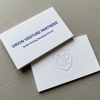 Carte de visite en papier coton 900 g/m² pour presse typographique, bleu roi, avec monogramme gaufré et bord brut, personnalisée OEM pour cadres financiers