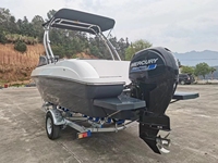Bateau en FRP noir et blanc de 21 pieds pour 8 personnes, système de direction hydraulique, pare-brise, yacht de vitesse côtier avec évier pour se laver les mains