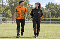 Ensemble personnalisé pour le personnel de football avec polo, veste zippée intégrale et pantalon d'entraînement, graphiques d'équipe et noms individuels pour les commandes de clubs