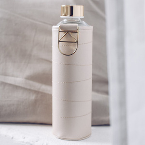 Manchons personnalisés pour bouteilles en verre, manchons isolants en cuir PU pour tasses, manchons de protection anti-brûlure et isolants thermiquement pour tasses avec poignée. - Product Image 1