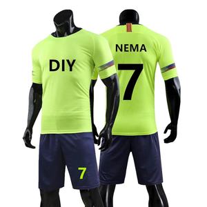 1. Ensemble de maillots et shorts de football respirants personnalisés pour hommes avec logo d'équipe et nom uniforme personnalisé pour club et tournoi - Product Image 1