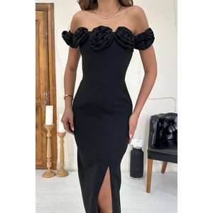 Robe de soirée noire fourreau à épaules dénudées avec embellissement en rose, en tissu satiné, taille naturelle - Product Image 2