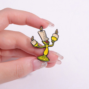 Broche en métal en forme de bougeoir jaune de dessin animé créatif, style conte de fées, la Belle et la Bête, pour vêtements et accessoires - Product Image 3