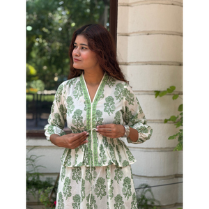 Robe longue élastiquée blanche et verte imprimée à la main pour femmes – Robe maxi en coton à fleurs bohèmes, tenue décontractée d'été - Product Image 1